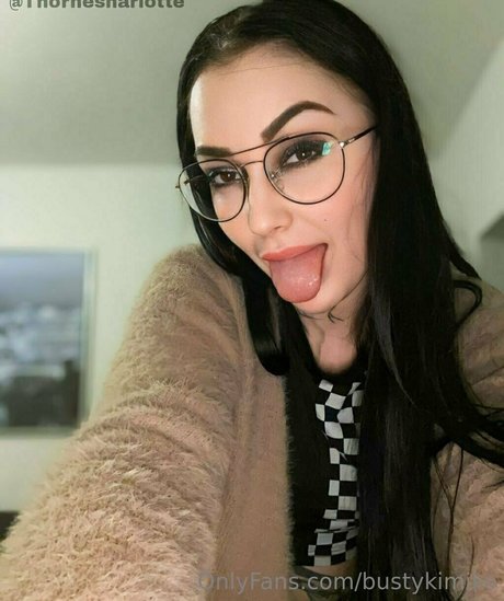 Foto desnuda filtrada de OnlyFans de Bustykimiko