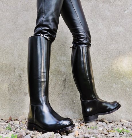 Foto desnuda filtrada de OnlyFans de Riding Boots