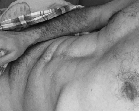 Foto desnuda filtrada de OnlyFans de Your Hero