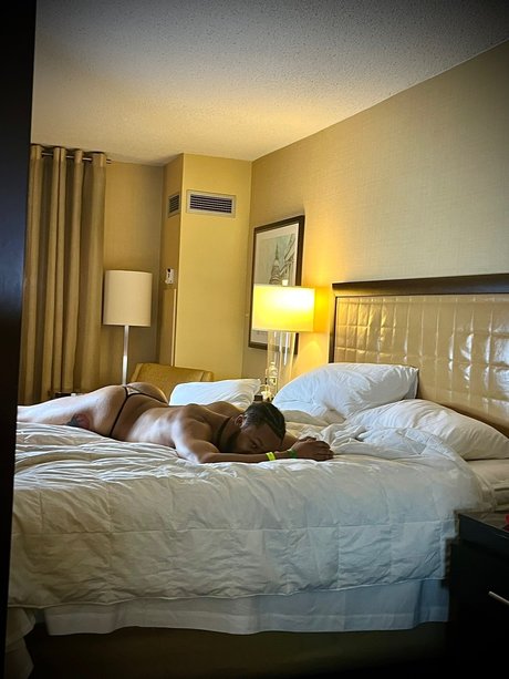 Foto desnuda filtrada de OnlyFans de  Mr Blow Yo Back Out 
