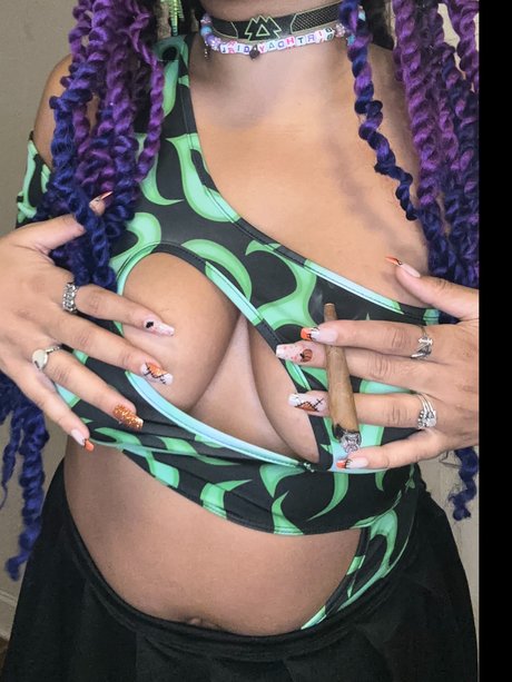 Foto desnuda filtrada de OnlyFans de That Pretty Rave Girl