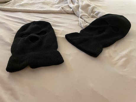 Foto desnuda filtrada de OnlyFans de Masked Gay Couple