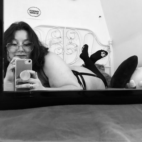 Foto desnuda filtrada de OnlyFans de 70s Bitch