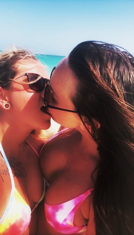 Foto desnuda filtrada de OnlyFans de Gizzy Ampamp Gabby