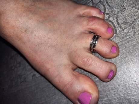 Lora Feet 