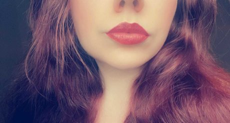 Foto desnuda filtrada de OnlyFans de Red And Curvy