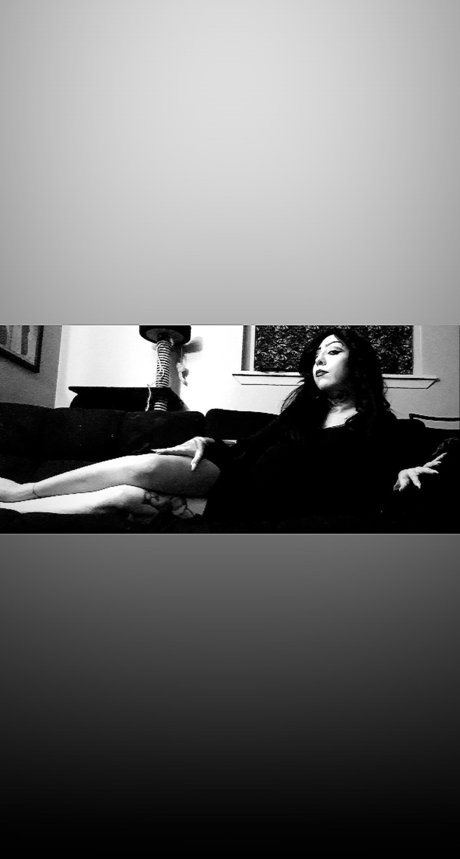 Foto desnuda filtrada de OnlyFans de Glamour Ghoul