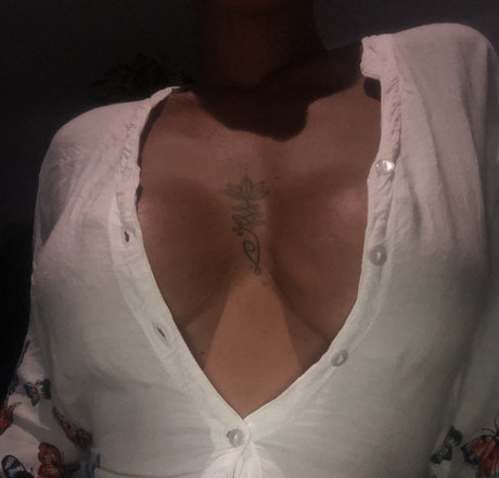 Foto desnuda filtrada de OnlyFans de Hot Mom