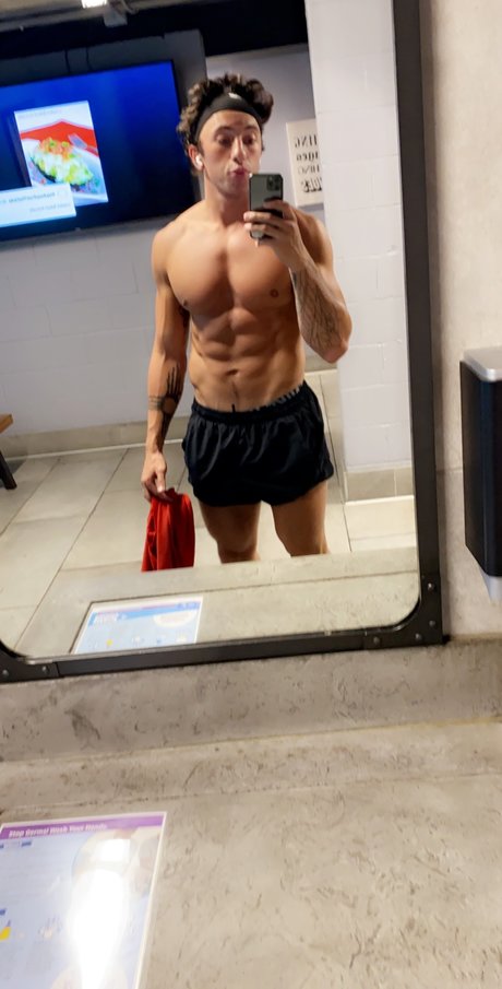 Foto desnuda filtrada de OnlyFans de Charles  J Grey