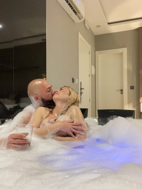 Foto desnuda filtrada de OnlyFans de Iamm Ari Y Peke