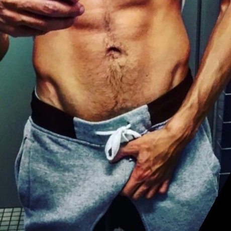 Foto desnuda filtrada de OnlyFans de Slim Is Packin Heat