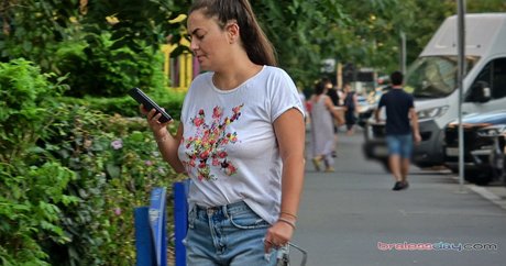 Candid Bralessday