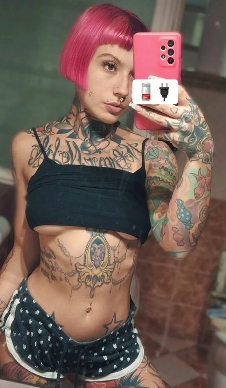 Foto desnuda filtrada de OnlyFans de Pink Suicide