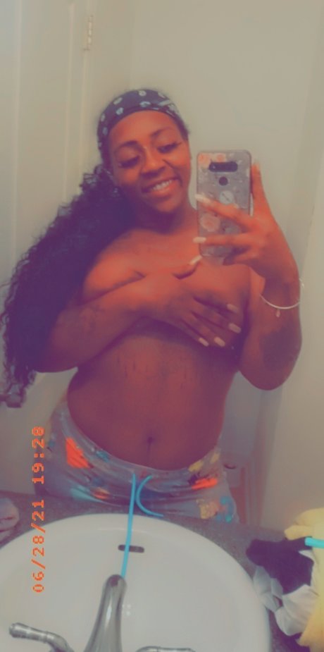 Foto desnuda filtrada de OnlyFans de Itsshennesseyyy