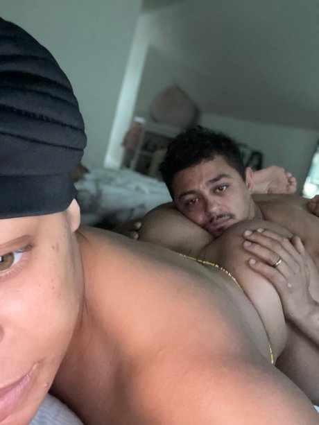 Foto desnuda filtrada de OnlyFans de Marriedtwins