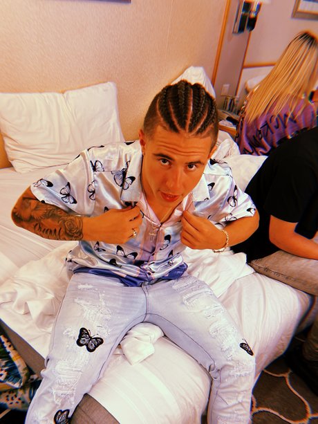 Foto desnuda filtrada de OnlyFans de He Is Who