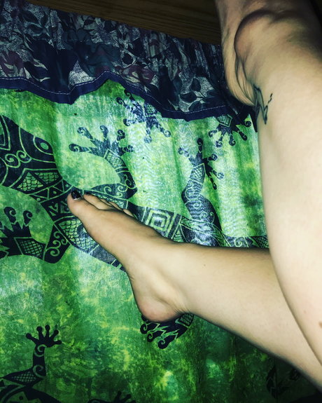 Foto desnuda filtrada de OnlyFans de Vibingfeet