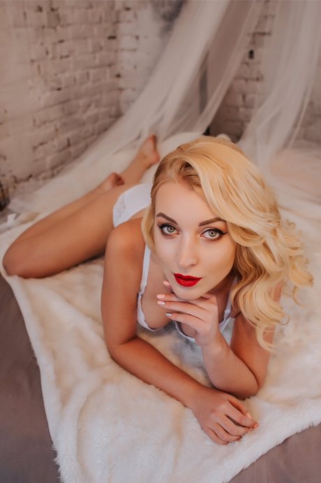 Amaris Busty Blond 