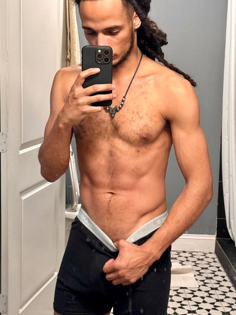 Foto desnuda filtrada de OnlyFans de East