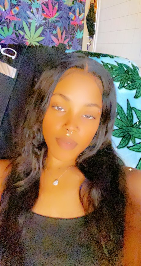 Foto desnuda filtrada de OnlyFans de Sweetaxxgoldie