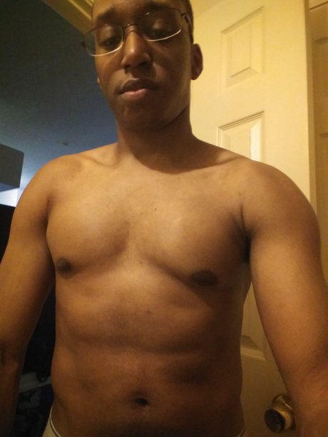Foto desnuda filtrada de OnlyFans de Trav