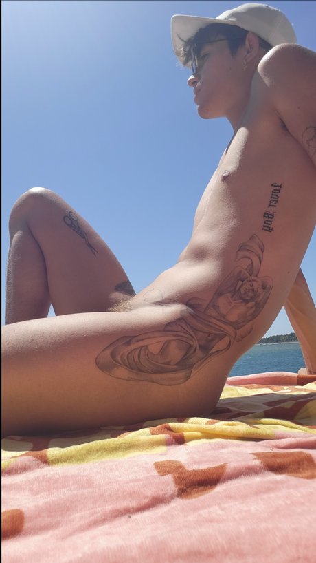 Foto desnuda filtrada de OnlyFans de Tattooed Twink