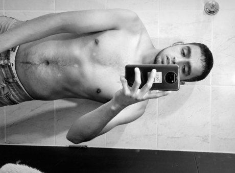 Foto desnuda filtrada de OnlyFans de Santiago Olaya