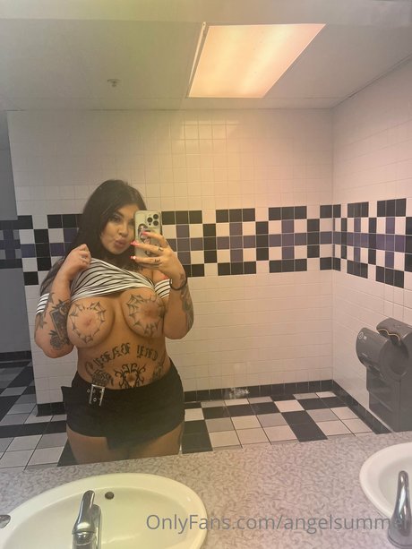 Foto desnuda filtrada de OnlyFans de Goth Angel Summer