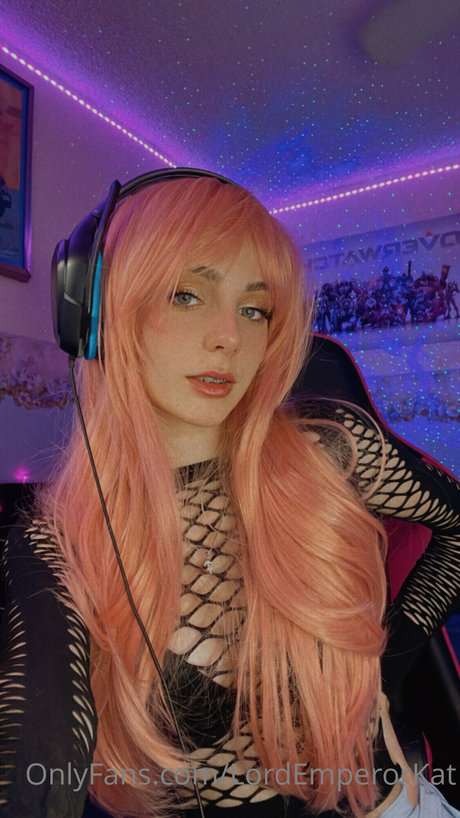 Kat ONLINE NOW