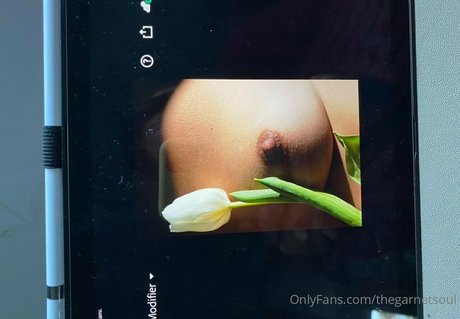 Foto desnuda filtrada de OnlyFans de Thegarnetsoul