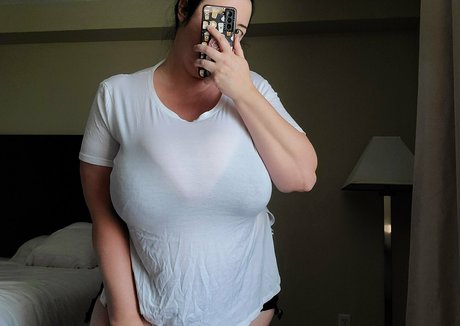 Foto desnuda filtrada de OnlyFans de Bustybigbootyjudy