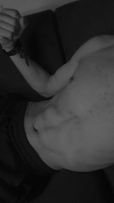 Foto desnuda filtrada de OnlyFans de Emre