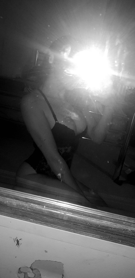 Foto desnuda filtrada de OnlyFans de Goldengoddessxo