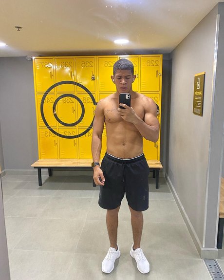 Antony Uncut  010