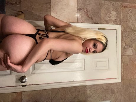 Foto desnuda filtrada de OnlyFans de Layla Lee 