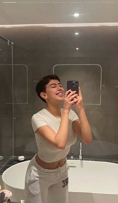 Foto desnuda filtrada de OnlyFans de Roz Idrissi