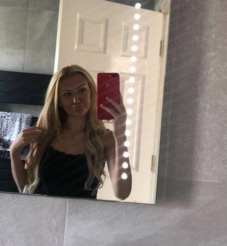Foto desnuda filtrada de OnlyFans de Lily Mcalpine