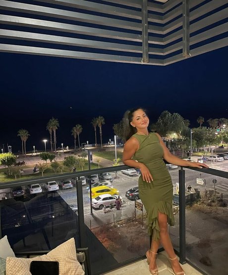Foto desnuda filtrada de OnlyFans de Mezdha Afzali