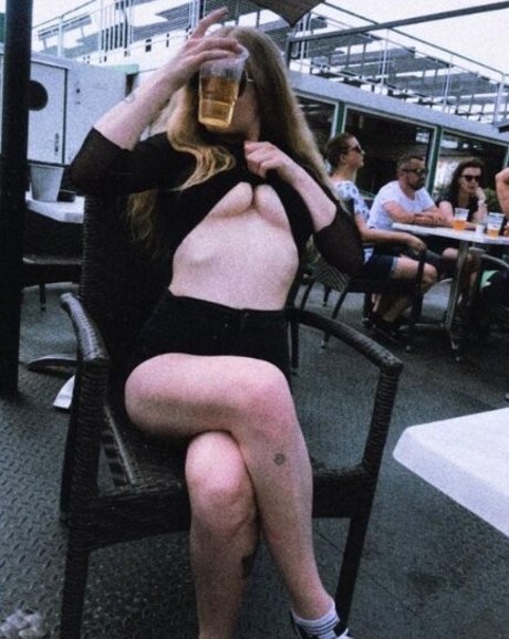 Foto desnuda filtrada de OnlyFans de Zvonilkaaaa