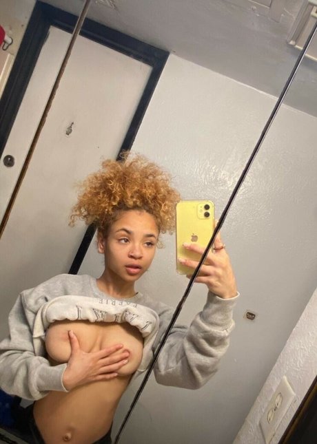 Foto desnuda filtrada de OnlyFans de Miixeddoll