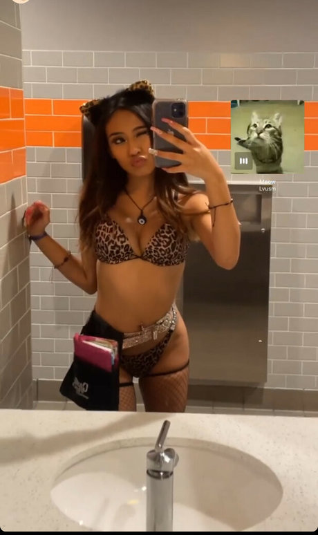 Foto desnuda filtrada de OnlyFans de Valerie Azeneth