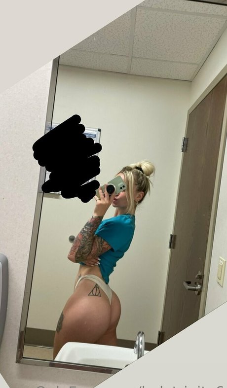 Foto desnuda filtrada de OnlyFans de Holytrinity6