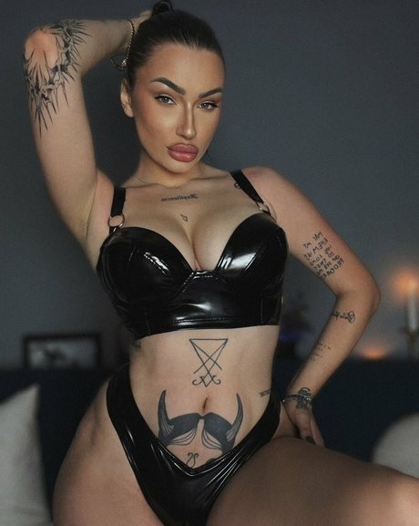 Foto desnuda filtrada de OnlyFans de Lareinamalvadaa