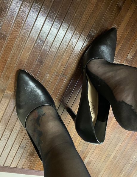 Youlovemyfeettrample