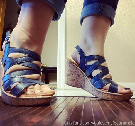 Foto desnuda filtrada de OnlyFans de Youlovemyfeettrample