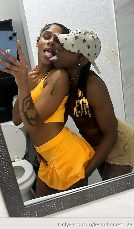 Foto desnuda filtrada de OnlyFans de Lesbehonest123