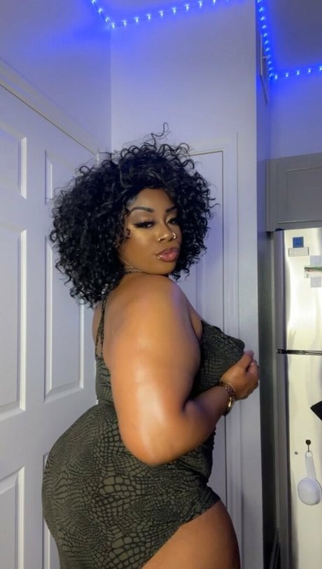 Foto desnuda filtrada de OnlyFans de Ilooklikebaae