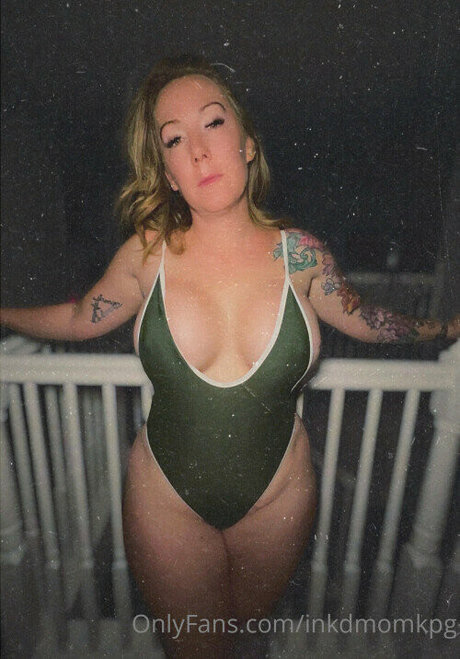 Foto desnuda filtrada de OnlyFans de Inkdmomkpg