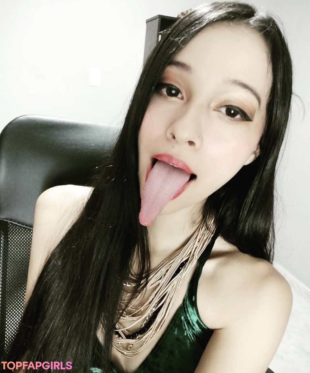 Foto desnuda filtrada de OnlyFans de Long Tongue Fetish #318 Foto desnuda filtrada de OnlyFans de Long Tongue Fetish #318