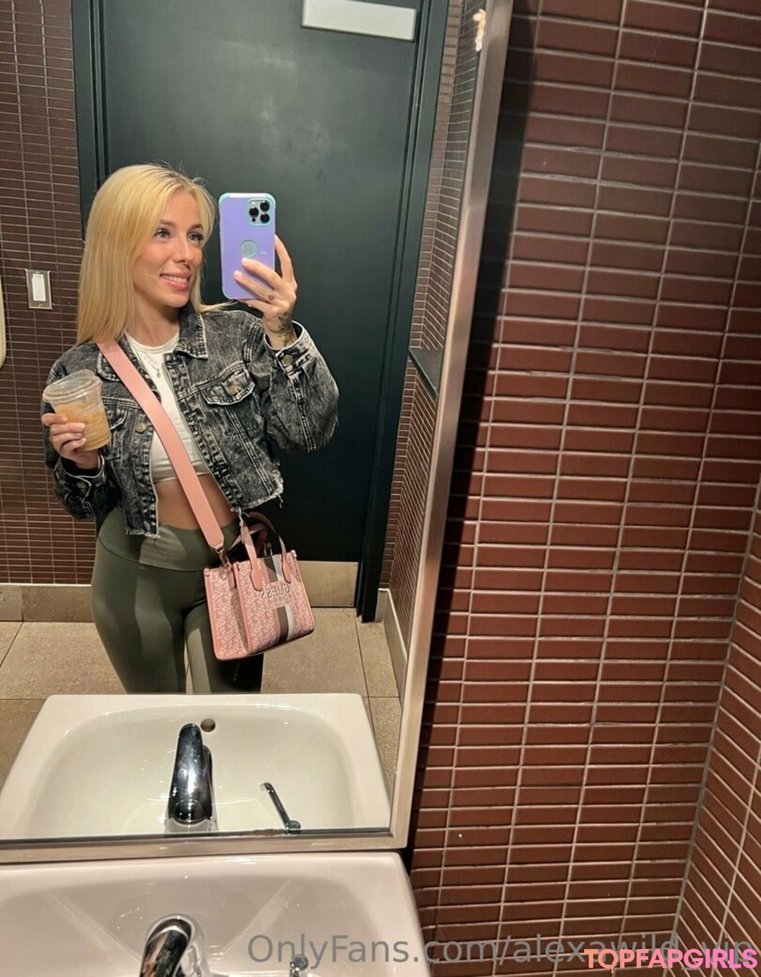 Foto desnuda filtrada de OnlyFans de Alexawildvip #97 Foto desnuda filtrada de OnlyFans de Alexawildvip #97